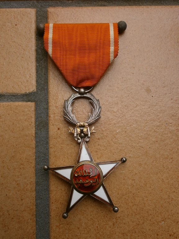 Rentrée medaille ordre ouissam alaouite et cpa allemande WW1 Medai247