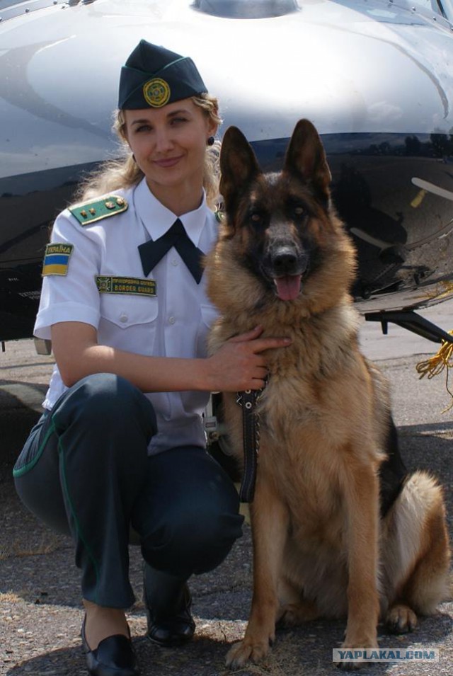  MUJERES CON UNIFORMIDAD MILITAR - Página 10 31367512