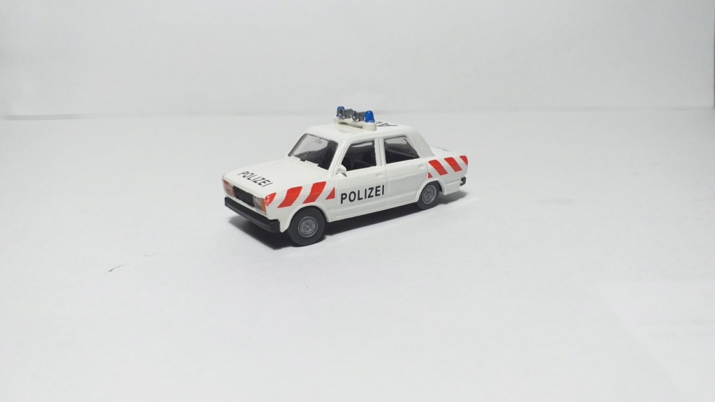 mi coleccion coches de policia a 1:87 - Página 5 Lada_a10