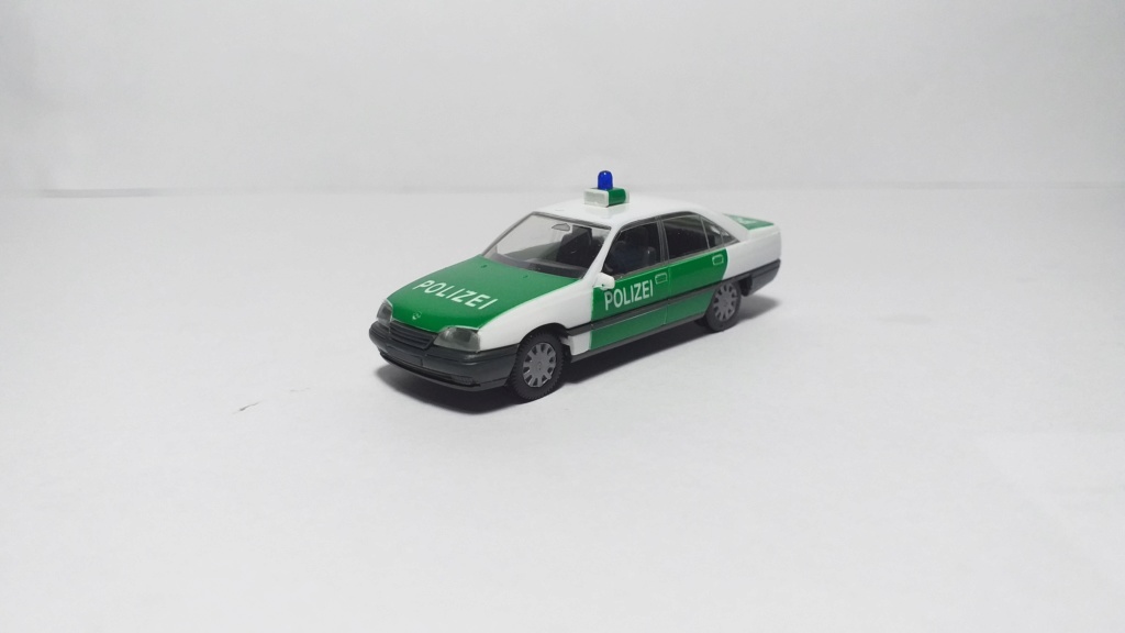 mi coleccion coches de policia a 1:87 - Página 5 Opel_o10