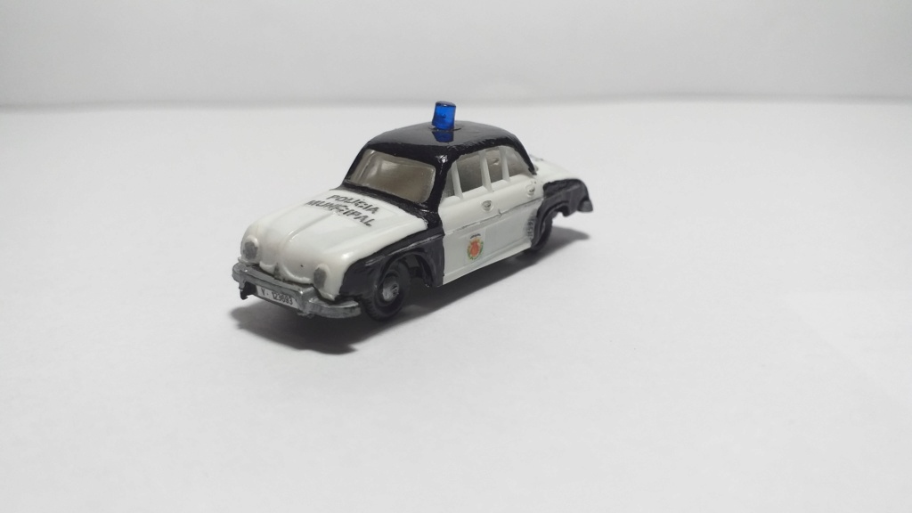 mi coleccion coches de policia a 1:87 - Página 3 Renaul12