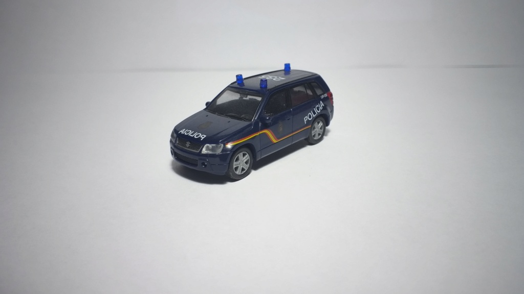 mi coleccion coches de policia a 1:87 Suzuki10