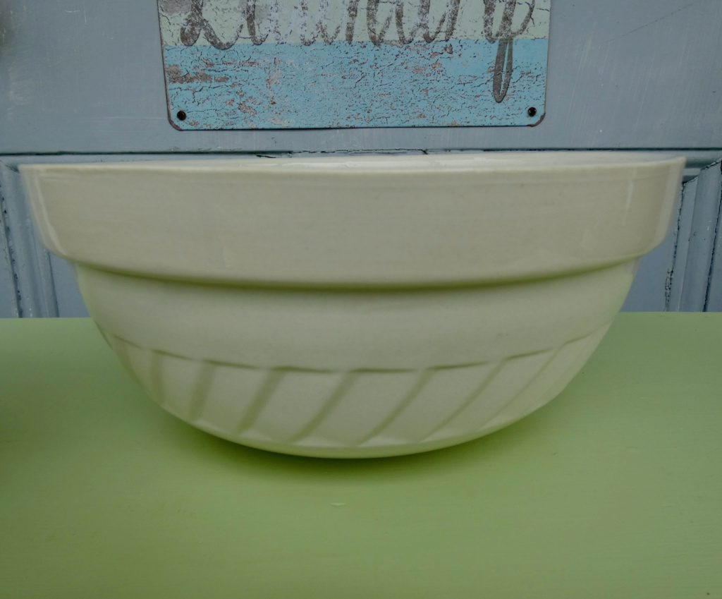 Temuka Pottery mixing bowl, NZI stamp. P1090617