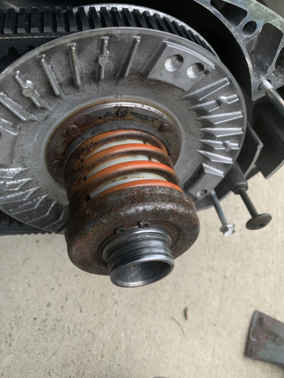 Secondary clutch assembly parts in rusty condition - replace? Ea2dd410