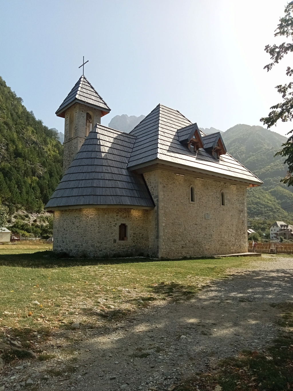 L'Albanie, une petit coin d'Europe plein d'attraits et  une population des plus accueillante et  généreuse. . Img20131