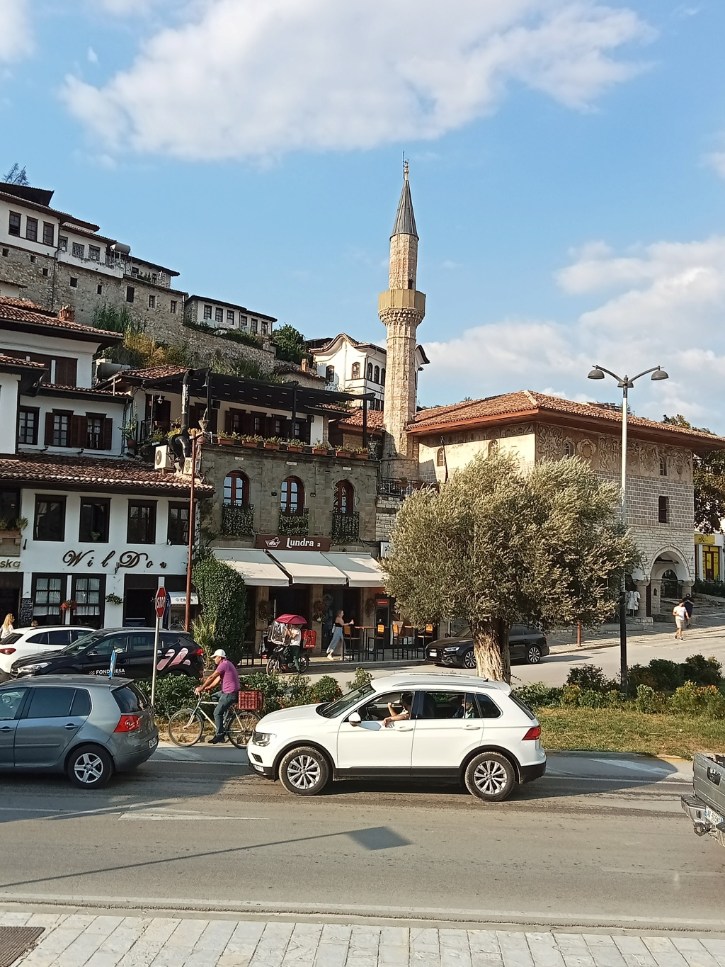 L'Albanie, une petit coin d'Europe plein d'attraits et  une population des plus accueillante et  généreuse. . Img20185