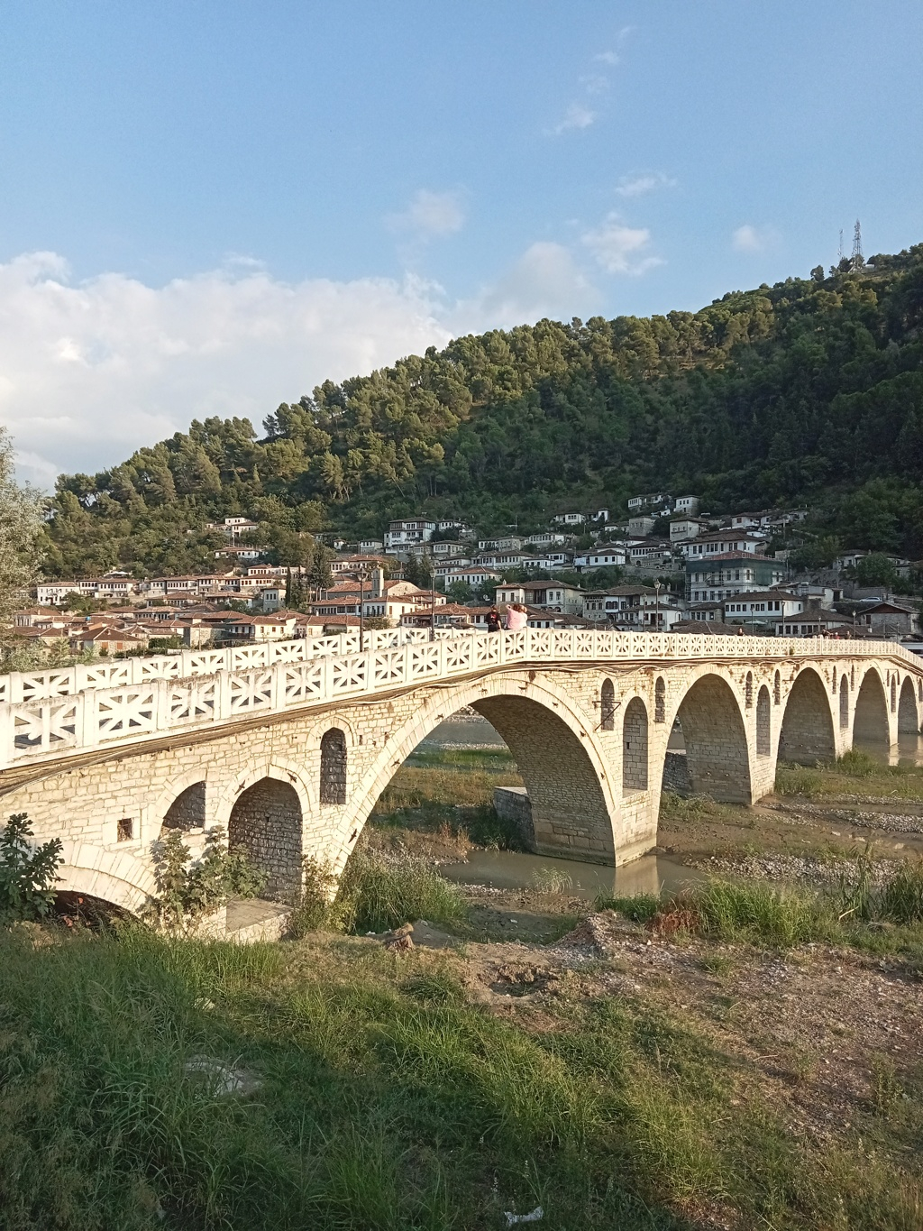 L'Albanie, une petit coin d'Europe plein d'attraits et  une population des plus accueillante et  généreuse. . Img20187