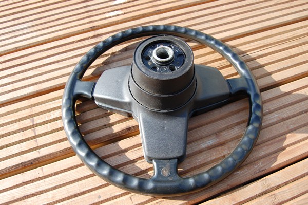 Early Porsche 924/944 steering wheel Porsch11