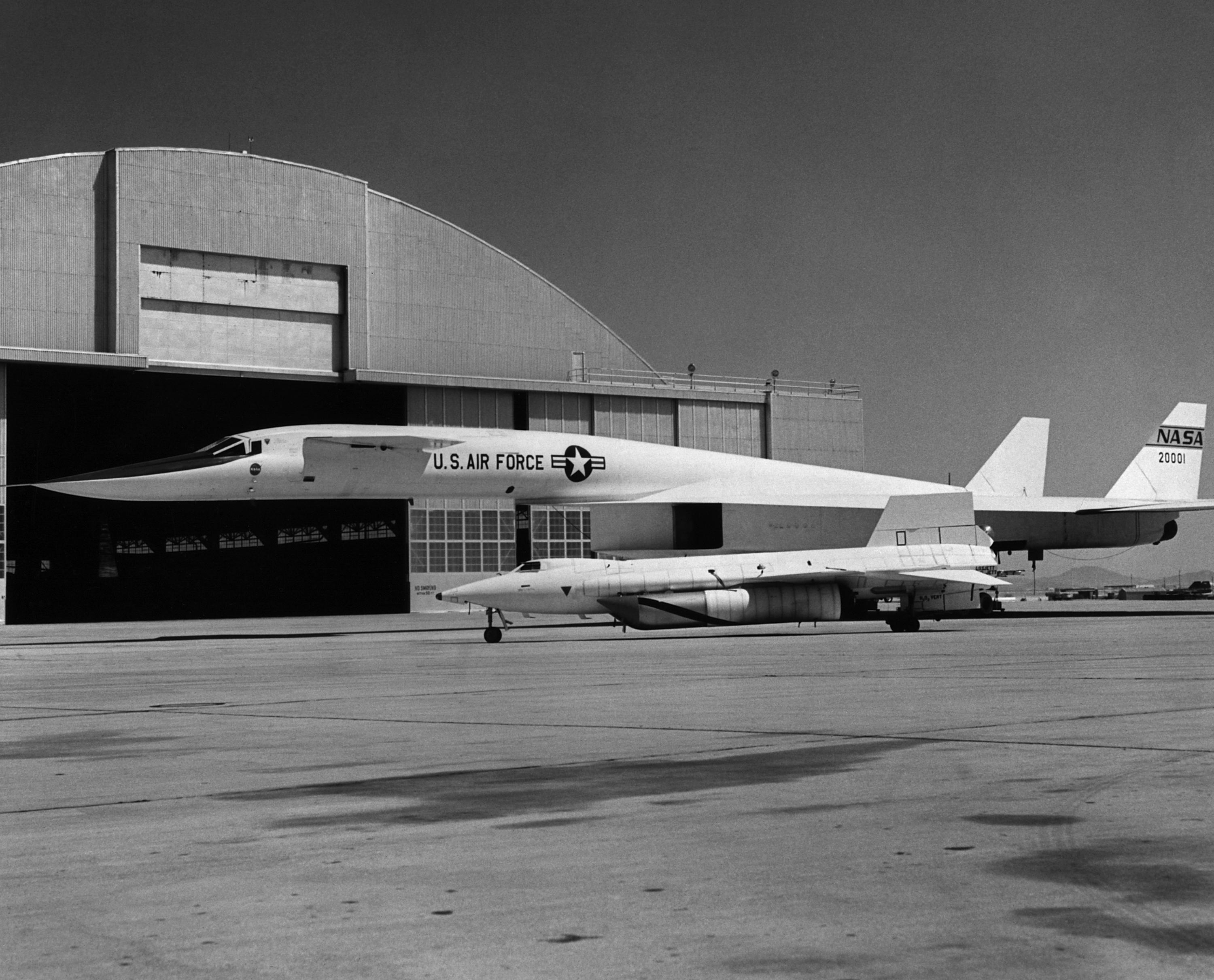 [base Italeri] 1/72 - Projet North American XB-70 Valkyrie, vol N°3/12 octobre 1964, atterrissage d'urgence  - Page 9 Xb-70010