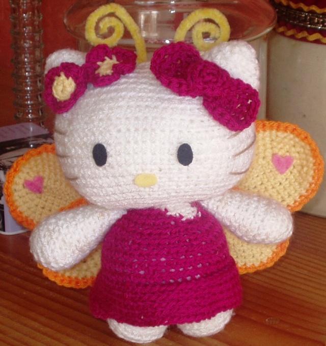 crochet: hello kitty nouveaut (mari) P1010129
