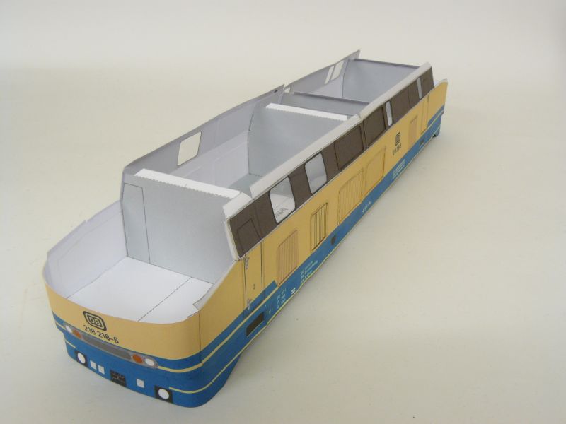 BR 218 Türkis-Beige, M 1:45 umgefärbtes Priling-Modell, gebaut von Rudolf Br_21813