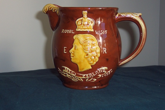 souvenir - 1953 Royal Visit Souvenir Jug Eggcup10