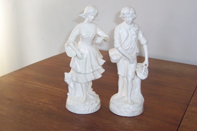 Aquila Boy and Girl Figurines Manos111