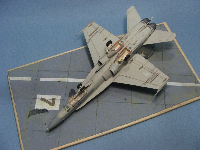 [Esci] - F18 Hornet - 1/72 - Retapé F18-0510