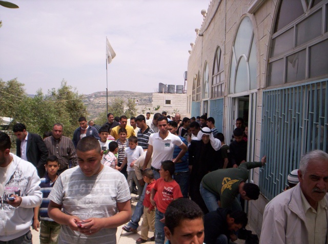 خروج المصلين من مسجد القرية اليوم 8\5\2009 Ouuoo166