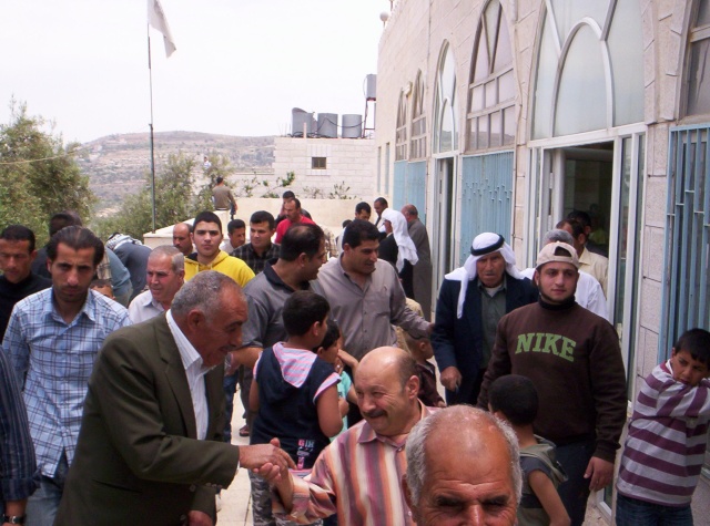 خروج المصلين من مسجد القرية اليوم 8\5\2009 Ouuoo173