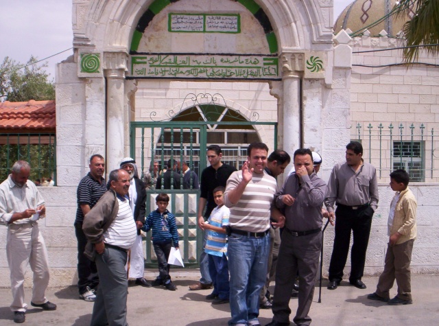 خروج المصلين من مسجد القرية اليوم 8\5\2009 Ouuoo176