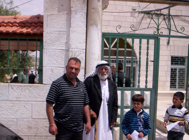 خروج المصلين من مسجد القرية اليوم 8\5\2009 Ouuoo177