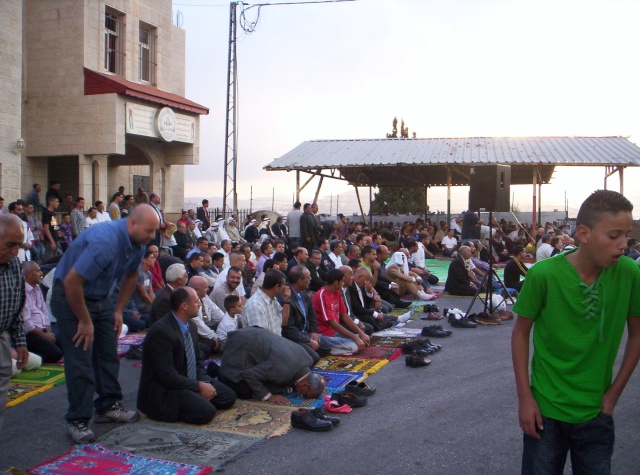 صلاة عيد الفطر في ساحة المجلس المحلي للقرية Ouuoo816