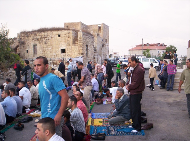 صلاة عيد الفطر في ساحة المجلس المحلي للقرية Ouuoo820