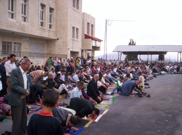صلاة عيد الفطر في ساحة المجلس المحلي للقرية Ouuoo822