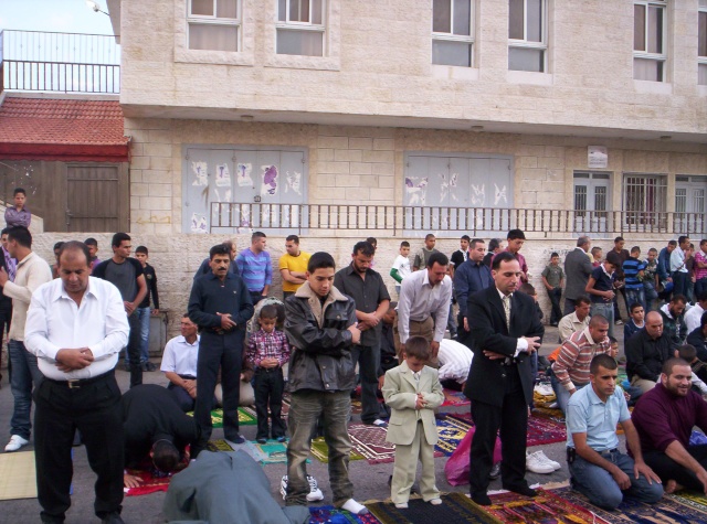 صلاة عيد الفطر في ساحة المجلس المحلي للقرية Ouuoo823