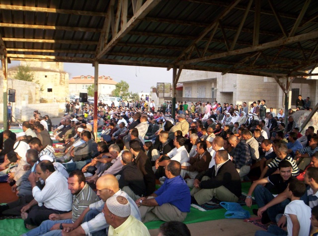صلاة عيد الفطر في ساحة المجلس المحلي للقرية Ouuoo826