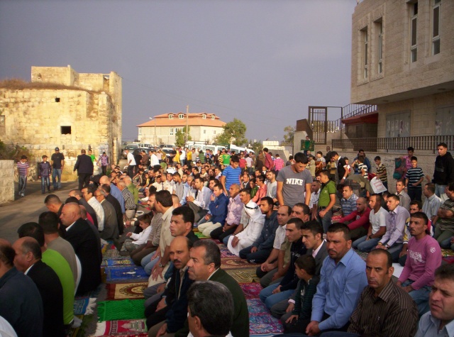 صلاة عيد الفطر في ساحة المجلس المحلي للقرية Ouuoo831