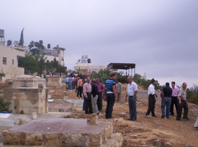 صورة زيارة مقبرة القرية بعد صلاة عيد الفطر Ouuoo841