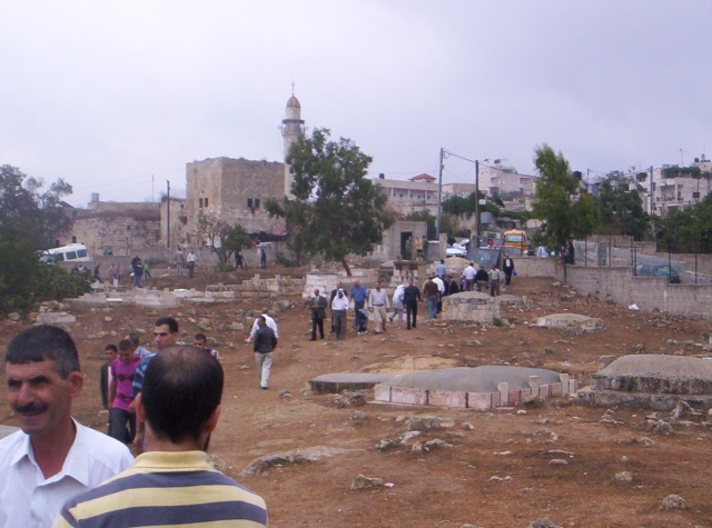 صورة زيارة مقبرة القرية بعد صلاة عيد الفطر Ouuoo842