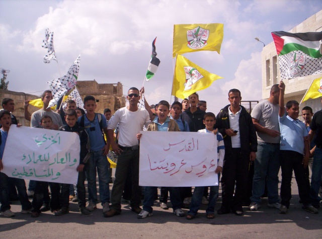 مظاهرة لطلاب مدرسة بيت عنان الثانويه احتجاجا على ما يجري من احداث في الاقصى الشريف Ouuoo945