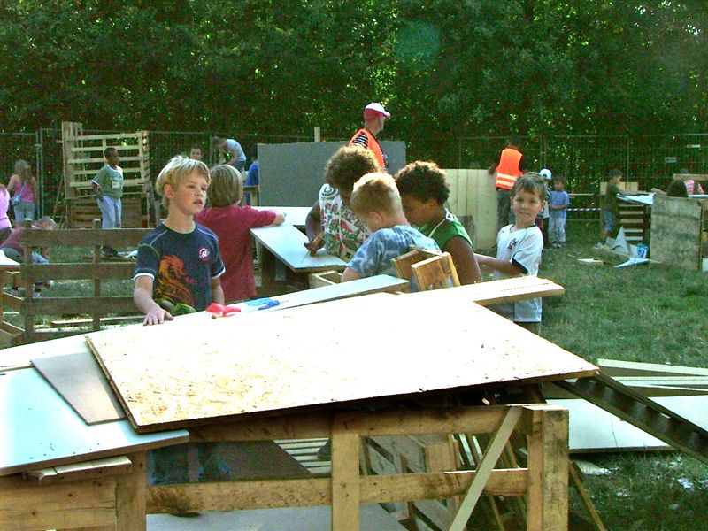 Dukendam 2009 Fotos van Laurens Zondag hout sjouwen, hutten bouwen Dscf6548