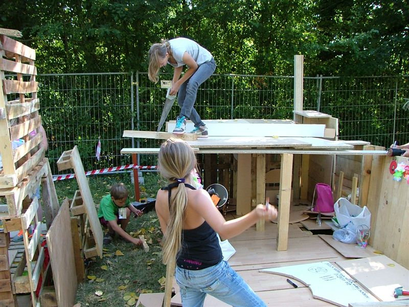 Dukendam 2009 Fotos van Laurens Zondag hout sjouwen, hutten bouwen Dscf6551