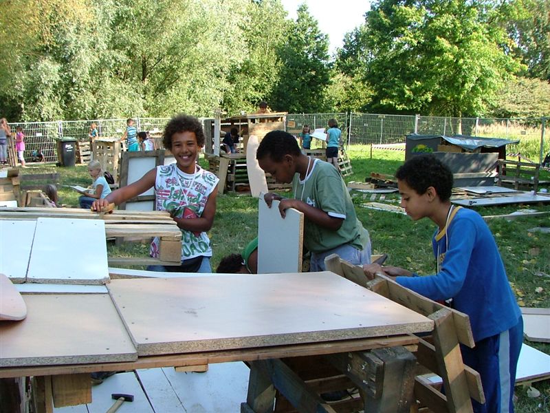 Dukendam 2009 Fotos van Laurens Zondag hout sjouwen, hutten bouwen Dscf6553