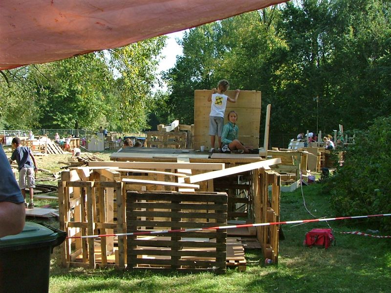 Dukendam 2009 Fotos van Laurens Zondag hout sjouwen, hutten bouwen Dscf6558