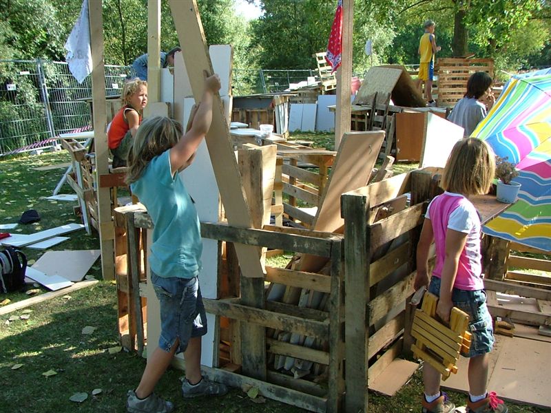 Dukendam 2009 Fotos van Laurens Zondag hout sjouwen, hutten bouwen Dscf6563