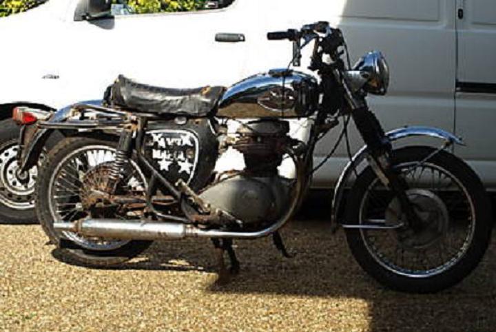 Mettez  sur le forum vos photos perso de  bécanes classics,  ici  les motos d'Alain . Bsa_1910