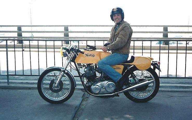 Mettez  sur le forum vos photos perso de  bécanes classics,  ici  les motos d'Alain . Photos11