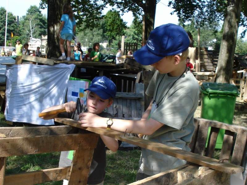 Dukendam 2007: Dinsdag, bij de hutten Dsc01043