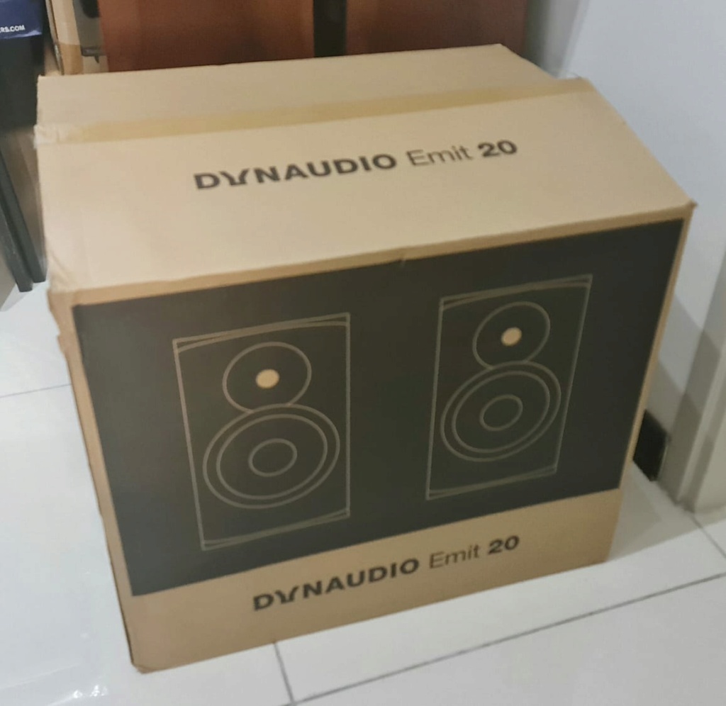 Dynaudio Emit 20 Walnut Bookshelf Speaker (New Model) Dynaud78