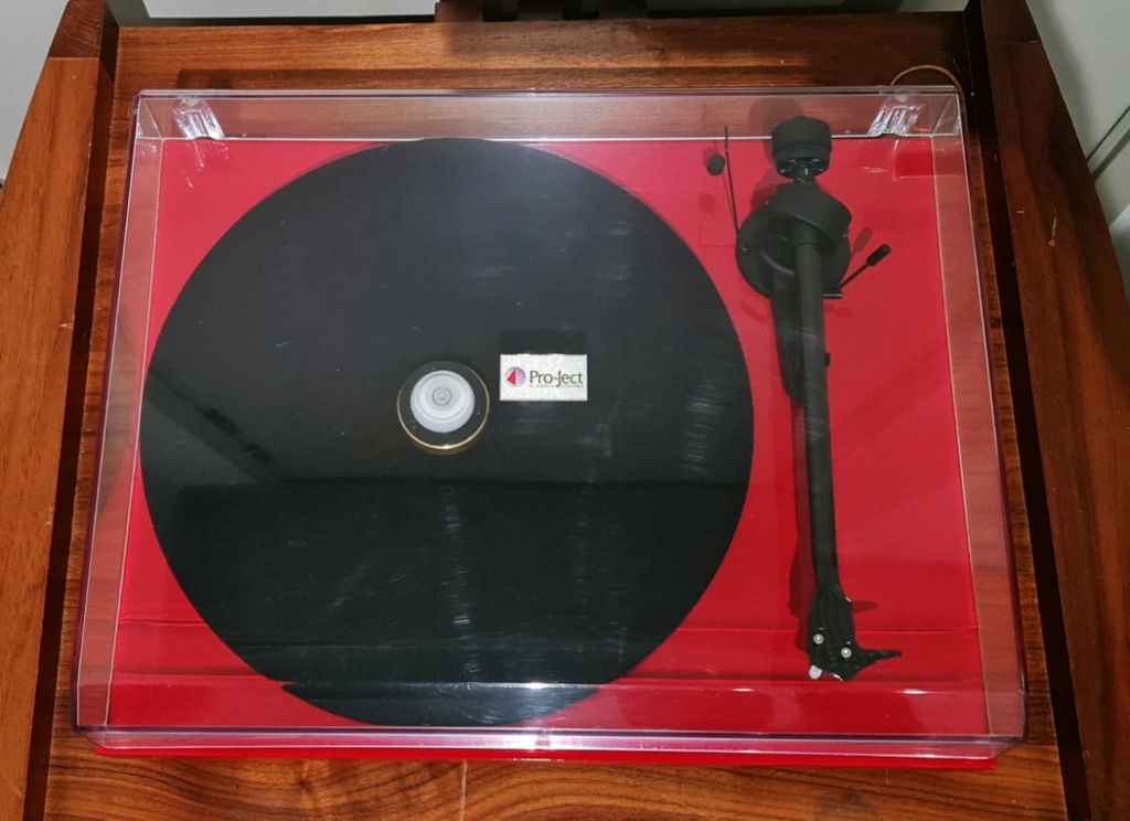  Pro-Ject Debut Carbon Turntable Projec11