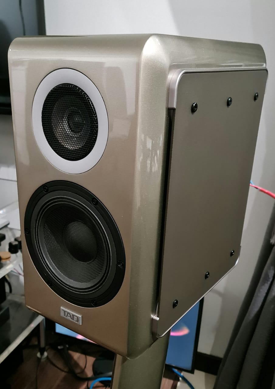 TAD Micro Evolution One Loudspeaker with Original Stands Tadmic14