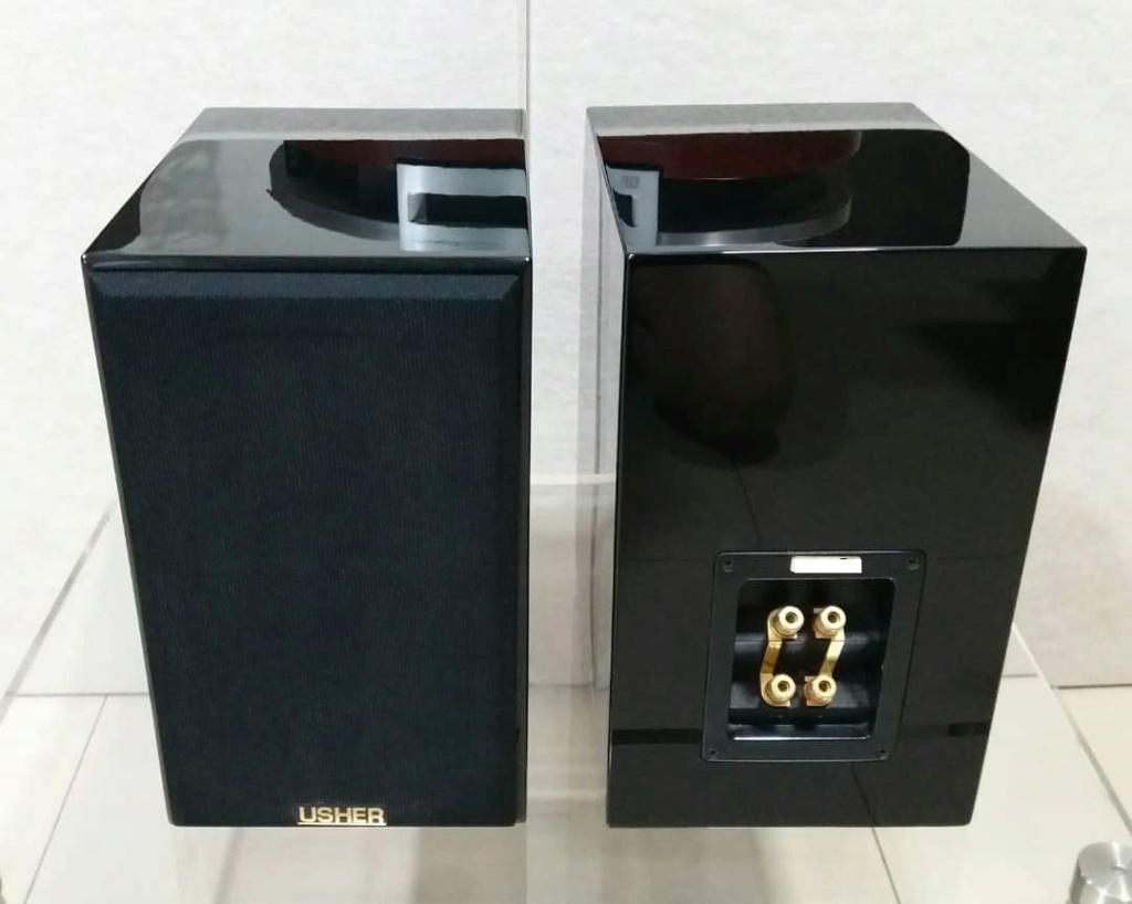 Usher S-520 Bookshelf Speakers - Piano Black Usher211