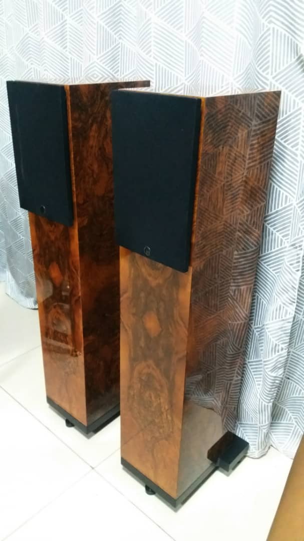 Wilson Benesch Square 2 Floorstand Speakers with Burr Walnut Gloss Finishing Wilson10