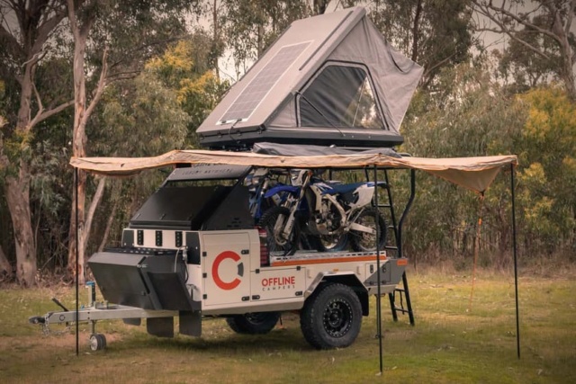 La remorque de camping-car Ryder transporte trois motos hors route vers un camp primitif Assets21