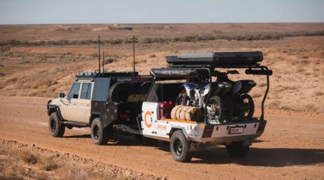 La remorque de camping-car Ryder transporte trois motos hors route vers un camp primitif Assets25