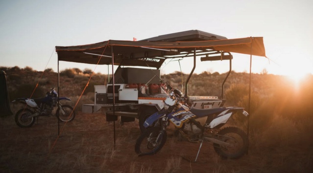 La remorque de camping-car Ryder transporte trois motos hors route vers un camp primitif Assets26