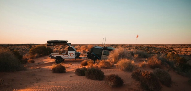 La remorque de camping-car Ryder transporte trois motos hors route vers un camp primitif Assets29