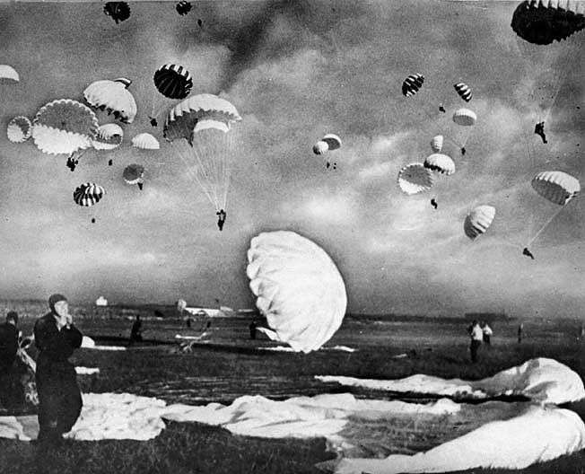 Les Premiers Parachutistes Français en 1939 . 13891810