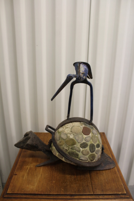 Art brut ? tortue et oiseau en ciment et fer, sculpture signée Img_0815
